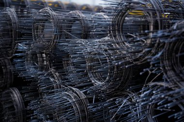 Büyük bir mağazanın galerisinde bir tel örgüsü.