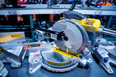 Galeride odun kesmek için otomatik testere..