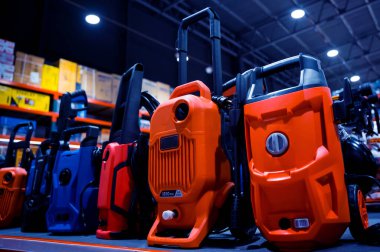 Galerideki profesyonel endüstriyel elektrikli süpürgeler.