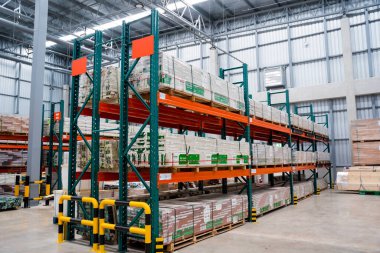 Ev eşyaları için büyük bir alışveriş merkezi deposu..