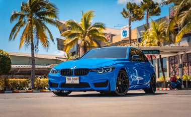 PHUKET, THAILAND 25 ARALIK 2023: güzel mavi BMW M3 serisi otoparkta 