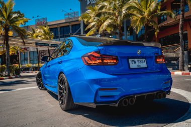 PHUKET, THAILAND 25 ARALIK 2023: güzel mavi BMW M3 serisi otoparkta 