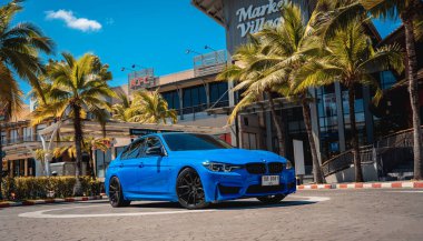 PHUKET, THAILAND 25 ARALIK 2023: güzel mavi BMW M3 serisi otoparkta 