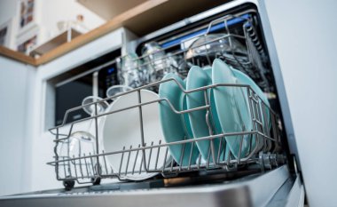 Beyaz mutfak ve temiz bulaşıklarla bulaşık makinesi..