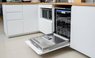Beyaz mutfak ve temiz bulaşıklarla bulaşık makinesi..
