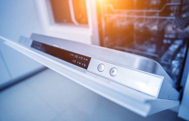 Beyaz mutfak ve temiz bulaşıklarla bulaşık makinesi..