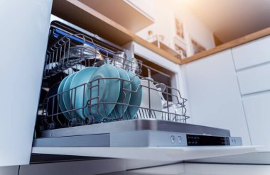 Beyaz mutfak ve temiz bulaşıklarla bulaşık makinesi..