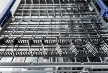 Beyaz mutfak ve temiz bulaşıklarla bulaşık makinesi..