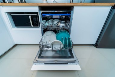 Beyaz mutfak ve temiz bulaşıklarla bulaşık makinesi..