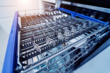 Beyaz mutfak ve temiz bulaşıklarla bulaşık makinesi..