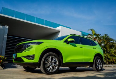 PHUKET, THAILAND 25 ARALIK 2023: yeşil GWM Haval H6 Tayland sokaklarında