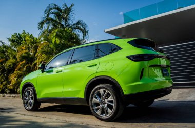 PHUKET, THAILAND 25 ARALIK 2023: yeşil GWM Haval H6 Tayland sokaklarında