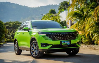 PHUKET, THAILAND 25 ARALIK 2023: yeşil GWM Haval H6 Tayland sokaklarında