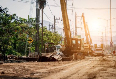 İnşaat alanında özel makineleri olan büyük bir yol şantiyesi.