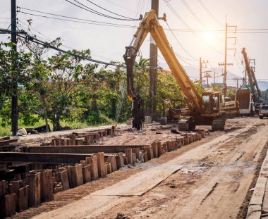 İnşaat alanında özel makineleri olan büyük bir yol şantiyesi.