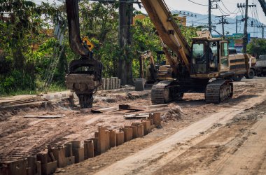 İnşaat alanında özel makineleri olan büyük bir yol şantiyesi.