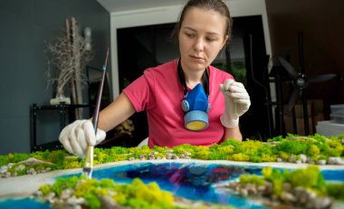 Epoksi reçinenin, doğal taşların ve yosunların sanat dekorunu yapma süreci..