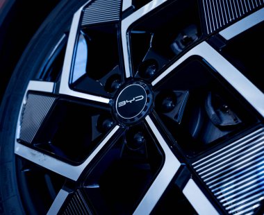 PHUKET, THAILAND 20 ARALIK 2023: BYD Electric araba galerisi logosu olan tekerlekler Tayland 'da. Hayalini kur..