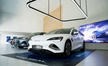 PHUKET, THAILAND 20 ARALIK 2023 Tayland 'daki BYD elektrikli araba galerisi. Hayalini kur..