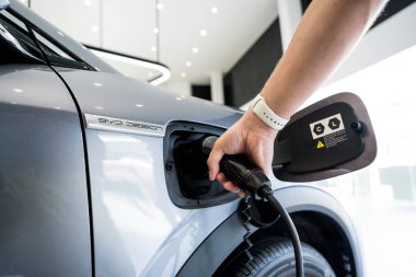 PHUKET, THAILAND 20 ARALIK 2023: BYD elektrikli araba Tayland 'daki galeride şarj ediliyor. Hayalini kur..