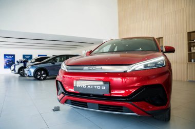 PHUKET, THAILAND 20 ARALIK 2023 Tayland 'daki BYD elektrikli araba galerisi. Hayalini kur..