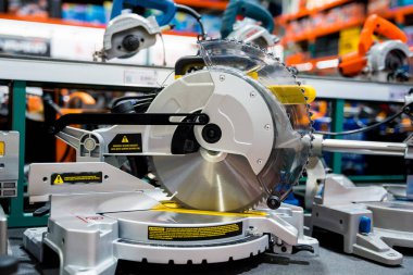 Galeride odun kesmek için otomatik testere..