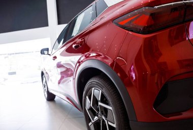 PHUKET, THAILAND 20 ARALIK 2023 Tayland 'daki BYD elektrikli araba galerisi. Hayalini kur..