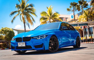 PHUKET, THAILAND 25 ARALIK 2023: güzel mavi BMW M3 serisi otoparkta 