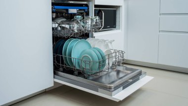 Beyaz mutfak ve temiz bulaşıklarla bulaşık makinesi..