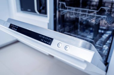 Beyaz mutfak ve temiz bulaşıklarla bulaşık makinesi..