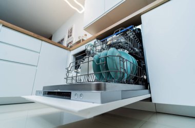 Beyaz mutfak ve temiz bulaşıklarla bulaşık makinesi..