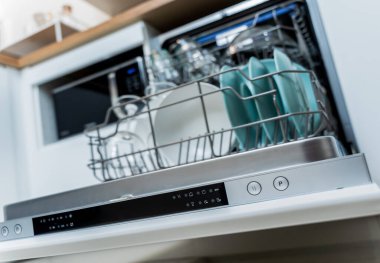 Beyaz mutfak ve temiz bulaşıklarla bulaşık makinesi..