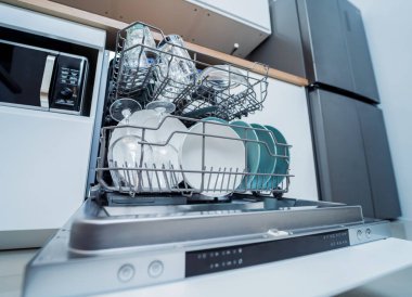 Beyaz mutfak ve temiz bulaşıklarla bulaşık makinesi..