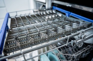 Beyaz mutfak ve temiz bulaşıklarla bulaşık makinesi..