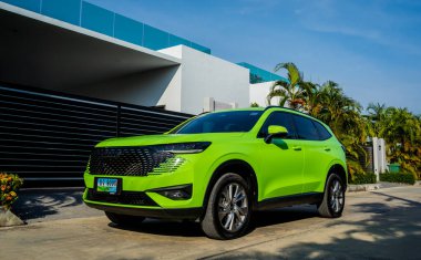 PHUKET, THAILAND 25 ARALIK 2023: yeşil GWM Haval H6 Tayland sokaklarında