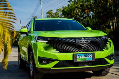 PHUKET, THAILAND 25 ARALIK 2023: yeşil GWM Haval H6 Tayland sokaklarında
