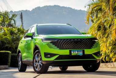 PHUKET, THAILAND 25 ARALIK 2023: yeşil GWM Haval H6 Tayland sokaklarında