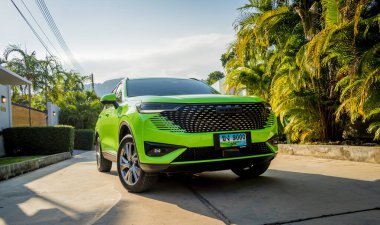 PHUKET, THAILAND 25 ARALIK 2023: yeşil GWM Haval H6 Tayland sokaklarında