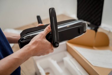 Bir teknisyen ev koruması için akıllı elektronik kapı kilidi kurar ve monte eder..