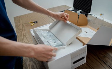 Bir teknisyen ev koruması için akıllı elektronik kapı kilidi kurar ve monte eder..