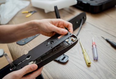 Bir teknisyen ev koruması için akıllı elektronik kapı kilidi kurar ve monte eder..