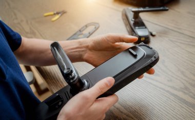 Bir teknisyen ev koruması için akıllı elektronik kapı kilidi kurar ve monte eder..