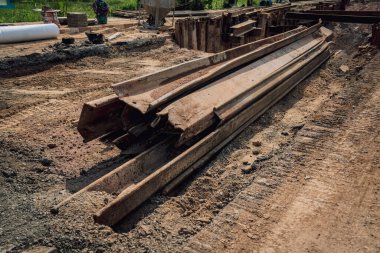 İnşaat alanında özel makineleri olan büyük bir yol şantiyesi.