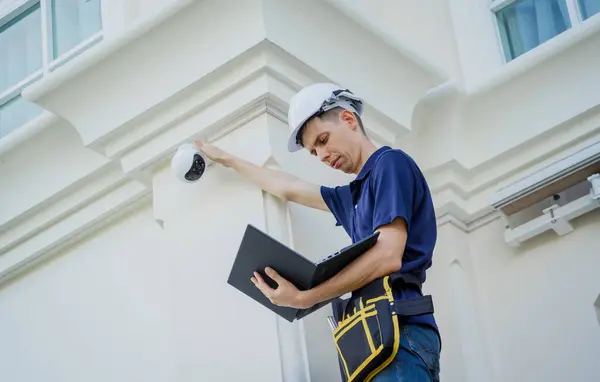 Ein Techniker Installiert Eine Cctv Kamera Der Fassade Eines Wohnhauses — Stockfoto