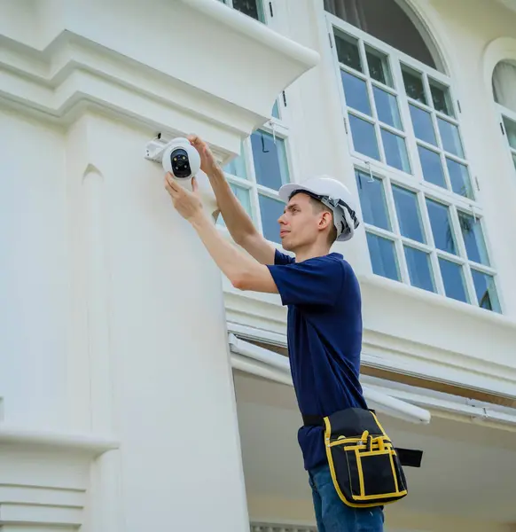 Technicien Installe Une Caméra Vidéosurveillance Sur Façade Immeuble Résidentiel — Photo