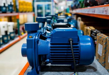 Bir mağaza rafında toplum için elektrikli motoru olan endüstriyel su pompası.