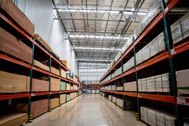 Ev eşyaları için büyük bir alışveriş merkezi deposu..