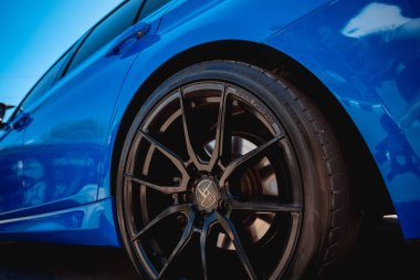 PHUKET, THAILAND 25 ARALIK 2023: güzel mavi BMW M3 serisi otoparkta 