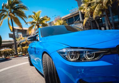 PHUKET, THAILAND 25 ARALIK 2023: güzel mavi BMW M3 serisi otoparkta 