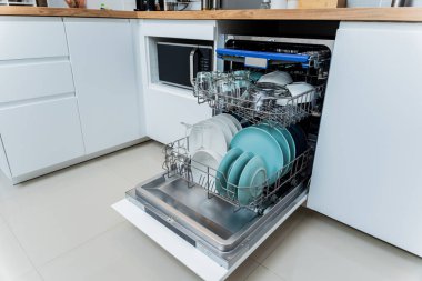 Beyaz mutfak ve temiz bulaşıklarla bulaşık makinesi..